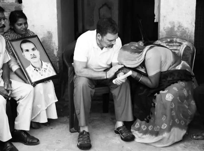 मॉब लिंचिंग के शिकार दलित युवक के घर पहुंचे राहुल गांधी, कहा-अपराधियों पर एक्शन हो मॉब लिंचिंग के शिकार दलित युवक के घर पहुंचे राहुल गांधी, कहा-अपराधियों पर एक्शन हो