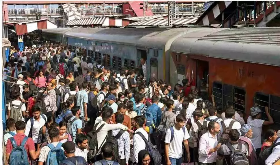 दीवाली से पहले यात्रियों के लिए यात्रा महंगी, हवाई, बस और ट्रेन के किराए में भारी उछाल दीवाली से पहले यात्रियों के लिए यात्रा महंगी, हवाई, बस और ट्रेन के किराए में भारी उछाल