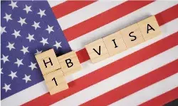 ट्रंप प्रशासन का नया H-1B शुल्क और कानूनी विवाद: अमेरिकी प्रोफेशनल्स को प्राथमिकता देने का दावा