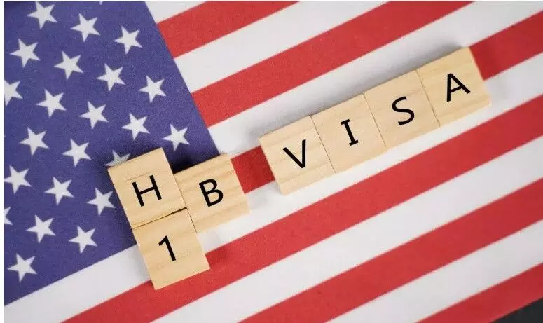 ट्रंप प्रशासन का नया H-1B शुल्क और कानूनी विवाद: अमेरिकी प्रोफेशनल्स को प्राथमिकता देने का दावा ट्रंप प्रशासन का नया H-1B शुल्क और कानूनी विवाद: अमेरिकी प्रोफेशनल्स को प्राथमिकता देने का दावा