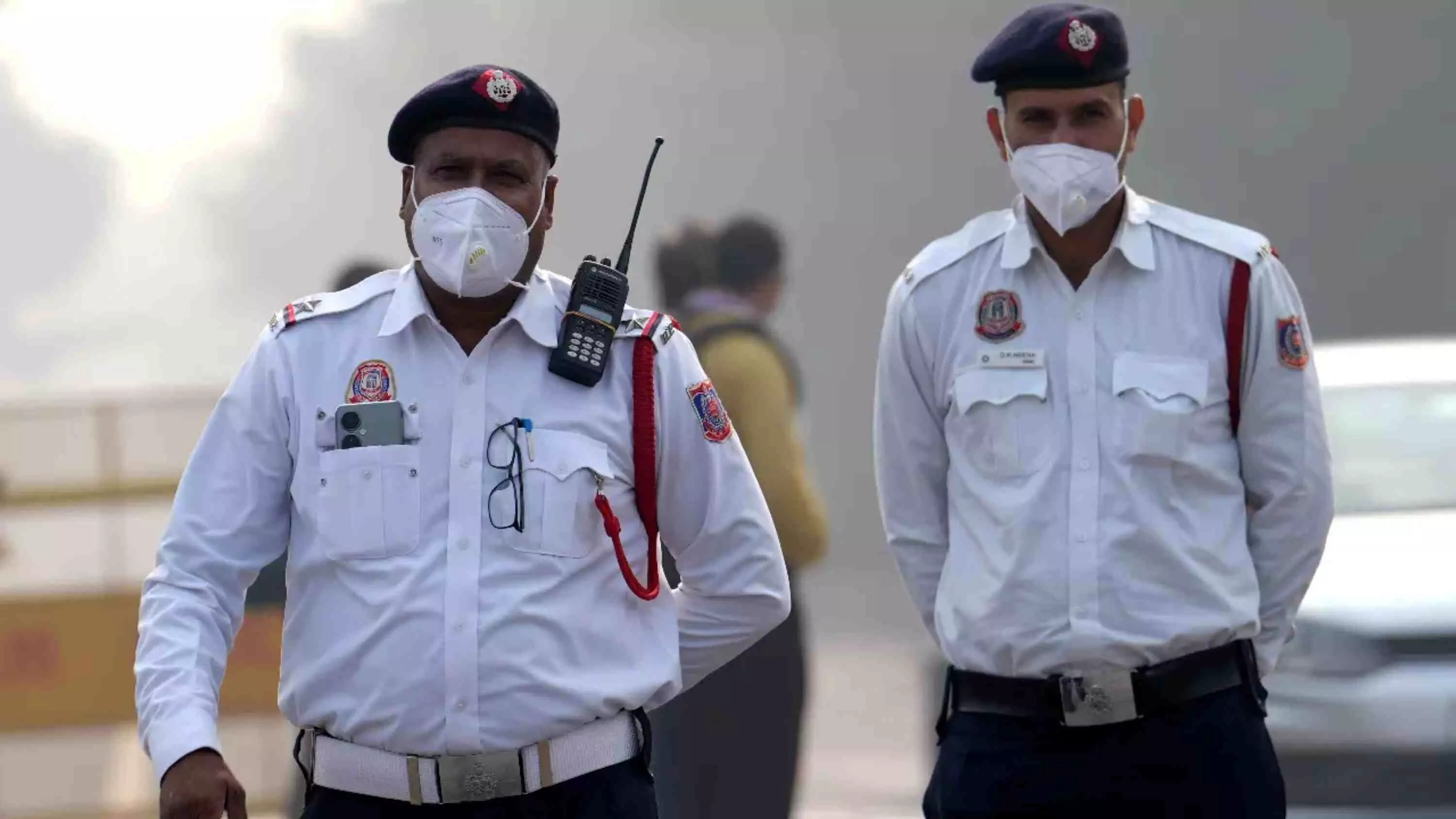 जाम और भीड़ में घंटों खड़े रहना – ट्रैफिक पुलिसकर्मी क्यों हैं सराहना के हकदार? जाम और भीड़ में घंटों खड़े रहना – ट्रैफिक पुलिसकर्मी क्यों हैं सराहना के हकदार?