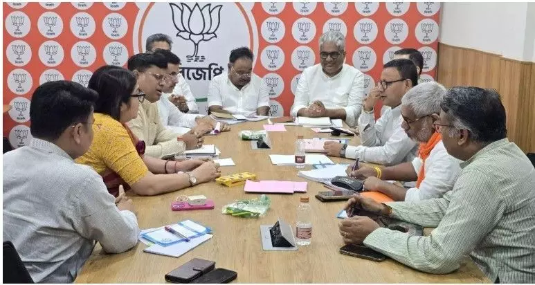 पश्चिम बंगाल में SIR: कैसे भाजपा CAA का इस्तेमाल कर शरणार्थियों को भरोसा दिलाने की योजना बना रही है पश्चिम बंगाल में SIR: कैसे भाजपा CAA का इस्तेमाल कर शरणार्थियों को भरोसा दिलाने की योजना बना रही है