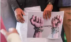 अमेरिका ने 35 भारतीयों को किया निर्वासित, ज़्यादातर को हथकड़ी लगाकर भेजा गया