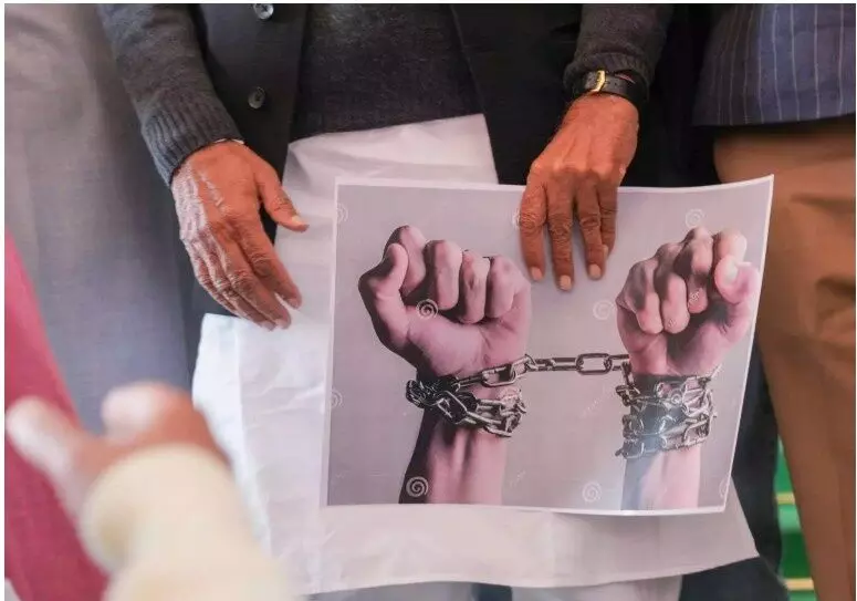 अमेरिका ने 35 भारतीयों को किया निर्वासित, ज़्यादातर को हथकड़ी लगाकर भेजा गया अमेरिका ने 35 भारतीयों को किया निर्वासित, ज़्यादातर को हथकड़ी लगाकर भेजा गया