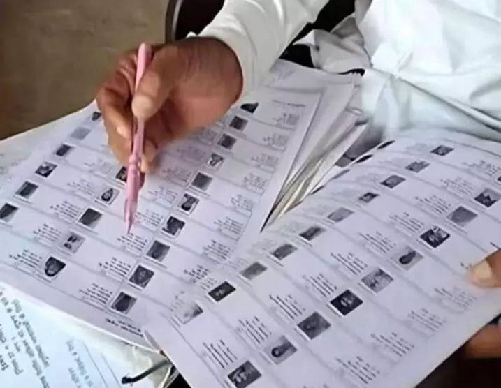 यूपी में मतदाता सूची की बड़ी पड़ताल शुरू, 15.44 करोड़ वोटर पर निगाह यूपी में मतदाता सूची की बड़ी पड़ताल शुरू, 15.44 करोड़ वोटर पर निगाह