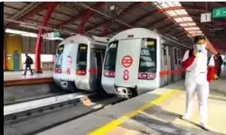 दिल्ली में प्रदूषण बढ़ने के बीच मेट्रो ने बढ़ाए फेरे, लोगों को कारों के बजाय मेट्रो में लाने की जुगत