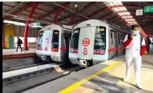 दिल्ली में प्रदूषण बढ़ने के बीच मेट्रो ने बढ़ाए फेरे, लोगों को कारों के बजाय मेट्रो में लाने की जुगत