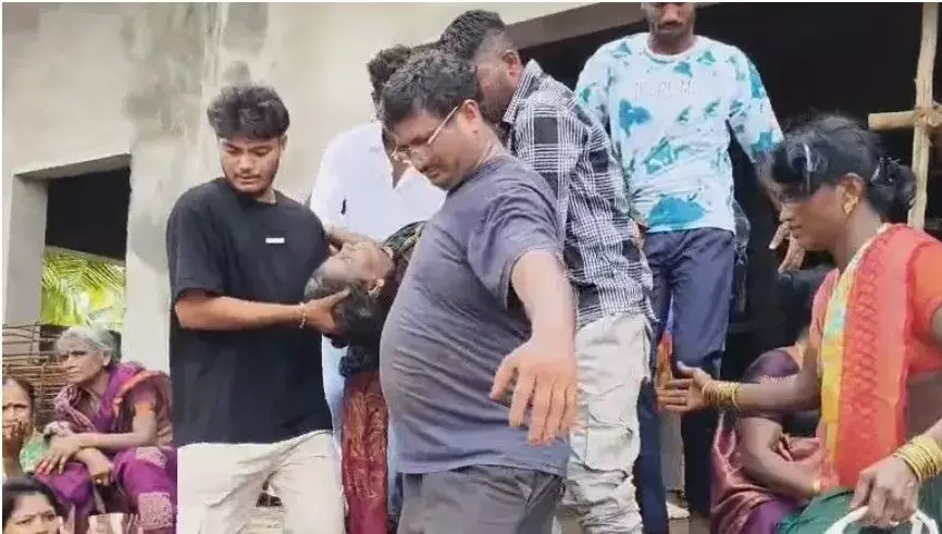 आंध्र प्रदेश: श्रीकाकुलम वेंकटेश्वर मंदिर में भगदड़, 10 श्रद्धालुओं की मौत आंध्र प्रदेश: श्रीकाकुलम वेंकटेश्वर मंदिर में भगदड़, 10 श्रद्धालुओं की मौत