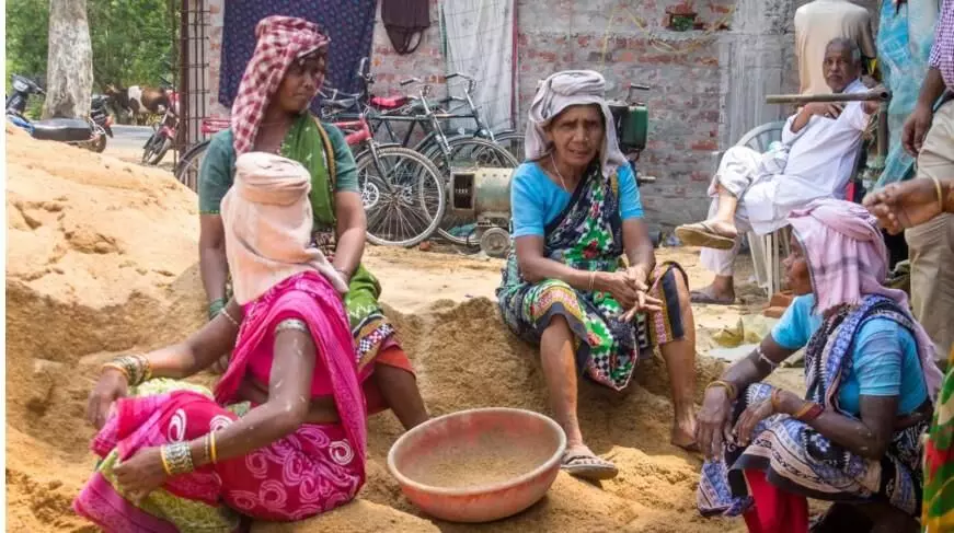 बेहतर वेतन और सुरक्षा से निकलेगा अनौपचारिक क्षेत्र को मजबूत बनाने का रास्ता बेहतर वेतन और सुरक्षा से निकलेगा अनौपचारिक क्षेत्र को मजबूत बनाने का रास्ता