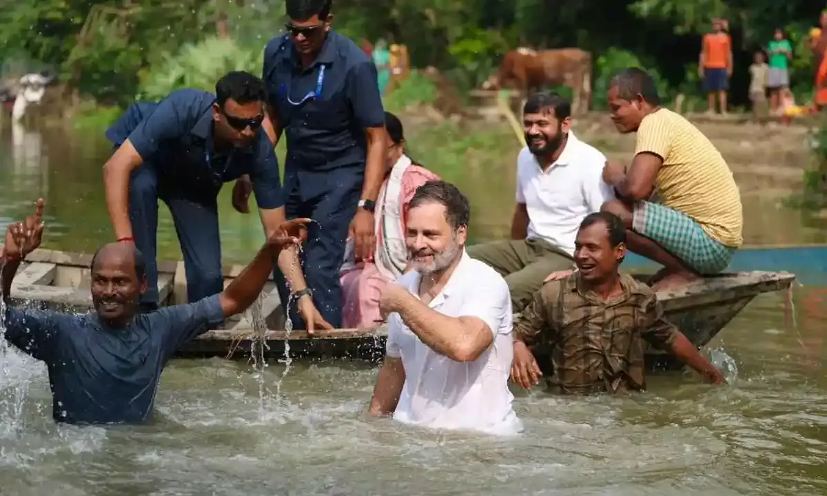 बेगूसराय में एक कीचड़ भरे तालाब में उतरे राहुल गांधी, मछुआरों के संग पकड़ी मछली
