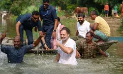 बेगूसराय में एक कीचड़ भरे तालाब में उतरे राहुल गांधी, मछुआरों के संग पकड़ी मछली