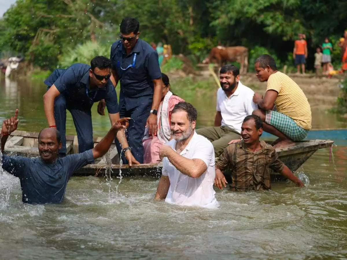 बेगूसराय में एक कीचड़ भरे तालाब में उतरे राहुल गांधी, मछुआरों के संग पकड़ी मछली