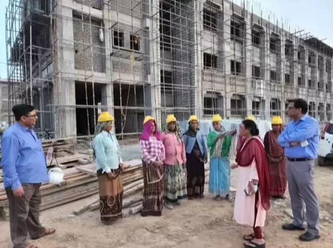 उत्तर प्रदेश में अब कारखानों में महिलाएं कर सकेंगी नाइट शिफ्ट, श्रमिकों को बारह घंटे काम पर मिलेगा तीन वीकली ऑफ उत्तर प्रदेश में अब कारखानों में महिलाएं कर सकेंगी नाइट शिफ्ट, श्रमिकों को बारह घंटे काम पर मिलेगा तीन वीकली ऑफ