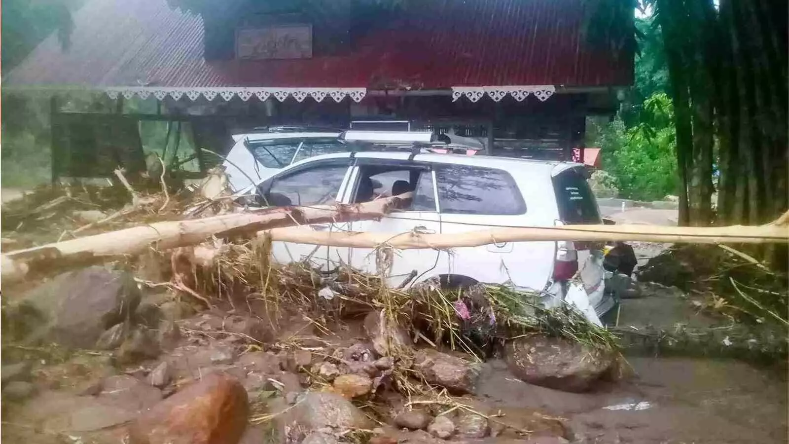 दार्जिलिंग में भूस्खलन से 9 की मौत, 2 लापता; कई गांवों से संपर्क टूटा