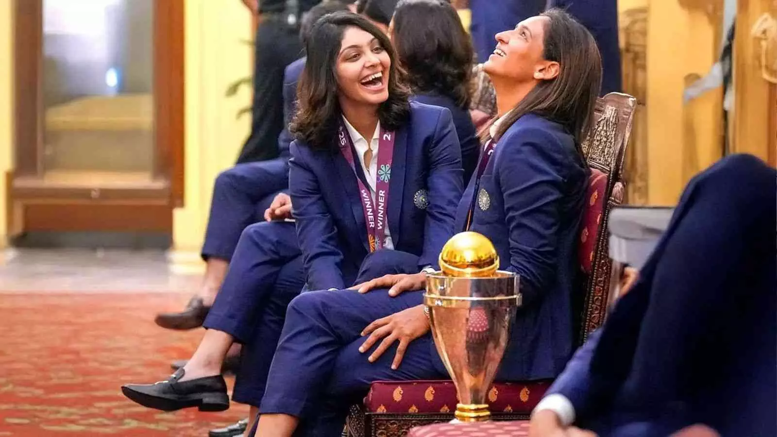 जब जीत में झलकती है विनम्रता: कैसे भारतीय महिला टीम ने बदली सफलता की परिभाषा? जब जीत में झलकती है विनम्रता: कैसे भारतीय महिला टीम ने बदली सफलता की परिभाषा?