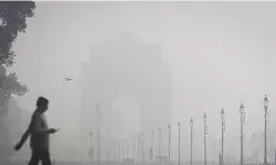 दिल्ली के आसमान पर धुंध की मोटी चादर, पराली और पटाखों ने AQI को 100 अंक बढ़ाया