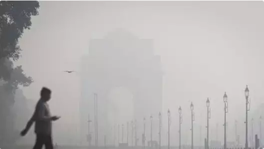 दिल्ली के आसमान पर धुंध की मोटी चादर, पराली और पटाखों ने AQI को 100 अंक बढ़ाया दिल्ली के आसमान पर धुंध की मोटी चादर, पराली और पटाखों ने AQI को 100 अंक बढ़ाया