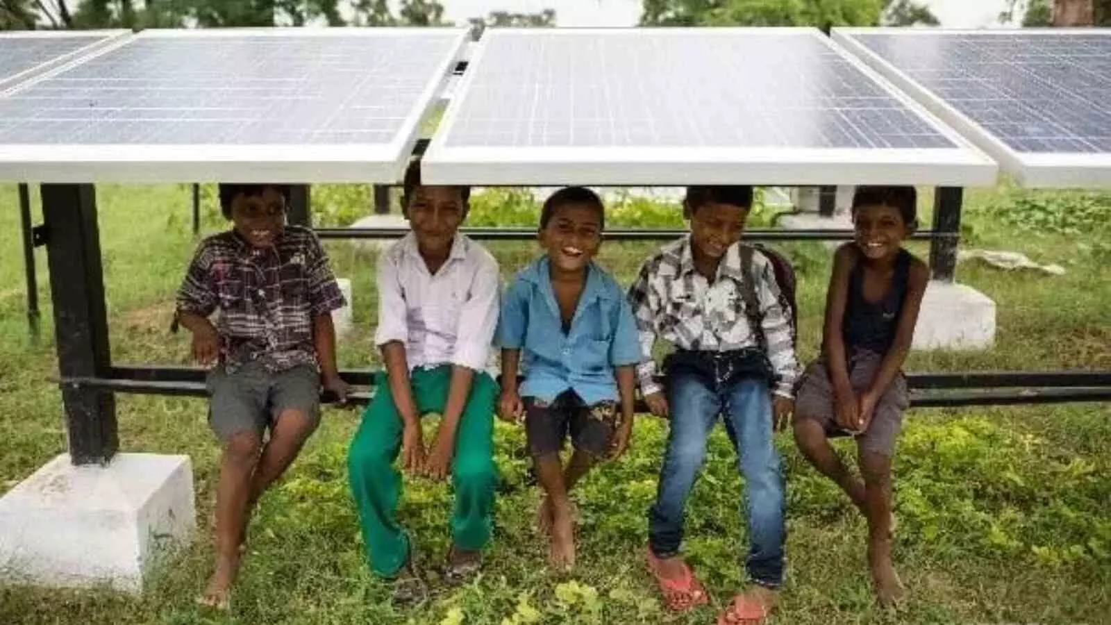 बिहार के पहले सौर ऊर्जा गांव धरनई में ढूंढने से नहीं मिलेगी सौर ऊर्जा की किरण बिहार के पहले सौर ऊर्जा गांव धरनई में ढूंढने से नहीं मिलेगी सौर ऊर्जा की किरण