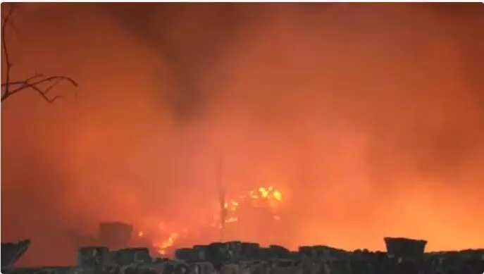 दिल्ली के रिठाला मेट्रो स्टेशन के पास झुग्गी बस्ती में भीषण आग,एक की मौत, एक घायल दिल्ली के रिठाला मेट्रो स्टेशन के पास झुग्गी बस्ती में भीषण आग,एक की मौत, एक घायल