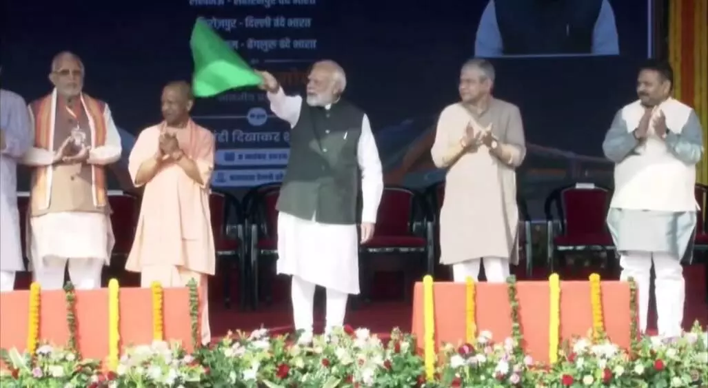 पीएम मोदी ने चार नई वंदे भारत एक्सप्रेस को हरी हांडी दिखाई, कहा विदेशी यात्री भी वंदे भारत ट्रेन को देख कर अचंभित पीएम मोदी ने चार नई वंदे भारत एक्सप्रेस को हरी हांडी दिखाई, कहा विदेशी यात्री भी वंदे भारत ट्रेन को देख कर अचंभित