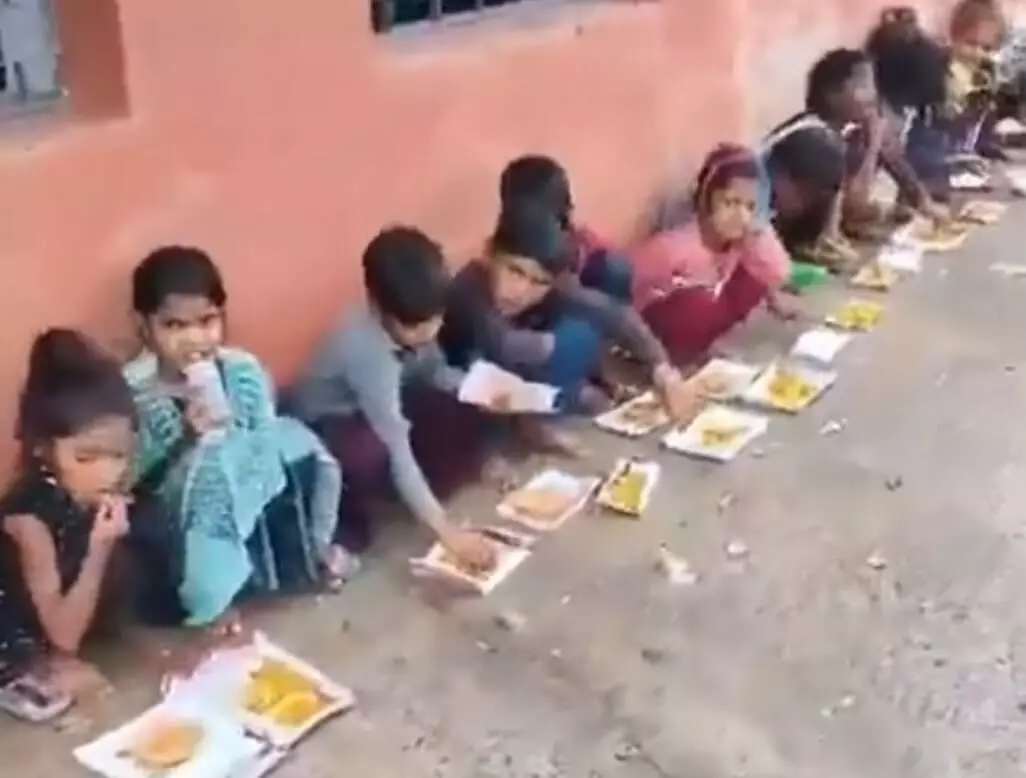 मध्य प्रदेश में अख़बार पर मिड डे मील परोसने के मामले में राहुल गांधी ने पीएम, सीएम को घेरा- कहा बीजेपी सरकार ने बच्चों की थाली तक चुरा ली