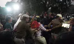 दिल्ली में जहरीली हवा के खिलाफ  इंडिया गेट पर प्रदर्शन, छात्र, नागरिक डॉग लवर्स शामिल