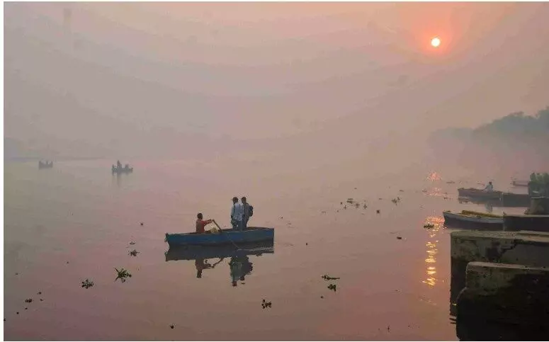 दिल्ली में वायु गुणवत्ता गंभीर स्तर के करीब, कई इलाकों में प्रदूषण 400 पार