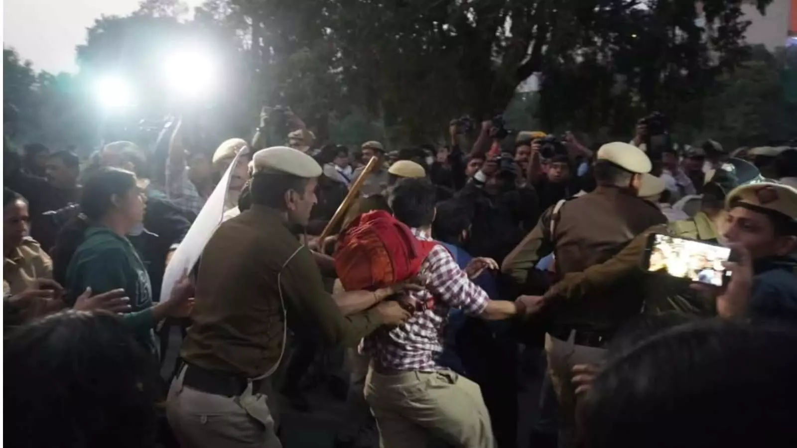 दिल्ली में जहरीली हवा के खिलाफ इंडिया गेट पर प्रदर्शन, छात्र, नागरिक डॉग लवर्स शामिल दिल्ली में जहरीली हवा के खिलाफ इंडिया गेट पर प्रदर्शन, छात्र, नागरिक डॉग लवर्स शामिल