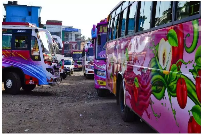 केरल-तमिलनाडु के बीच बढ़ा टैक्स  विवाद, टूरिस्ट बसें अंतरराज्यीय सेवाएं ठप करेंगी