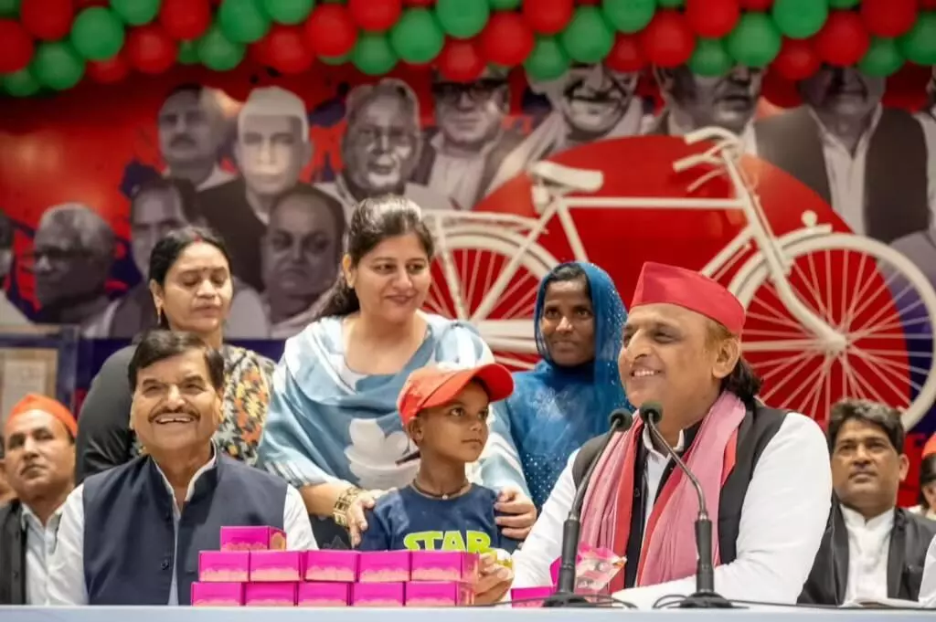 अखिलेश यादव ने नोटबंदी के दौरान पैदा हुए खजांची का जन्मदिन मनाया-कहा, जब तक बीजेपी सरकार रहेगी मनाएंगे जन्मदिन