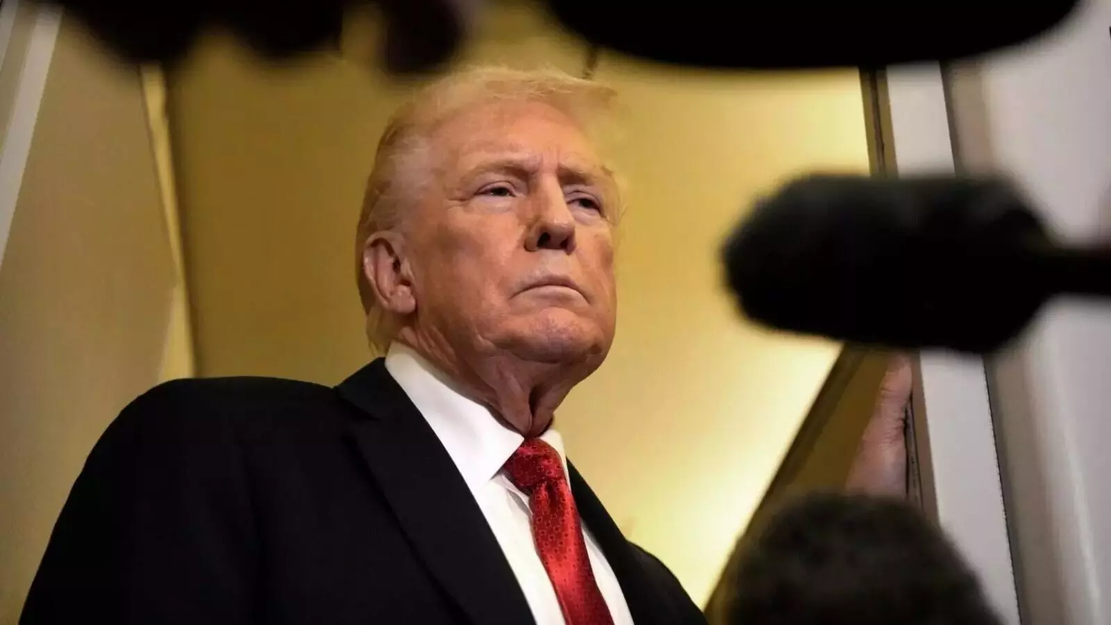 H-1B वीजा पर ट्रंप का यू-टर्न: बोले– अमेरिका को चाहिए ‘कुछ खास प्रतिभाएं’ H-1B वीजा पर ट्रंप का यू-टर्न: बोले– अमेरिका को चाहिए ‘कुछ खास प्रतिभाएं’