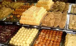 लोगों की सेहत से हो रहा था खिलवाड़- FSDA ने लखनऊ के बड़े मिठाई शॉप्स को दिया नोटिस, 595 किलो मिठाई नष्ट करवाई