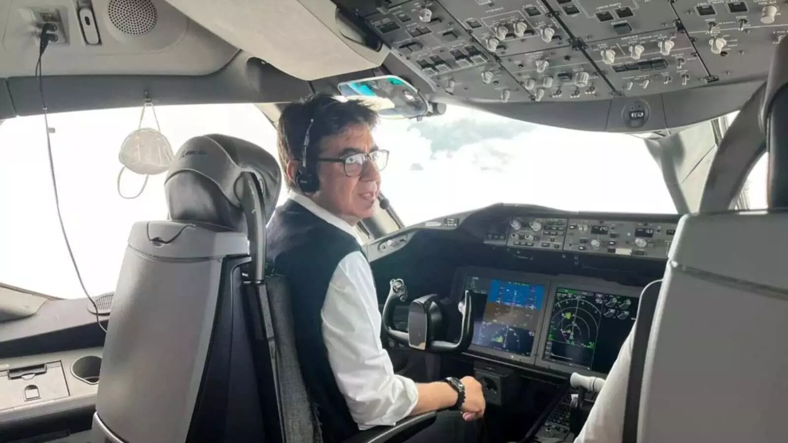 एयर इंडिया क्रैश 2025: मृत पायलट के पिता की सुप्रीम कोर्ट में गुहार एयर इंडिया क्रैश 2025: मृत पायलट के पिता की सुप्रीम कोर्ट में गुहार