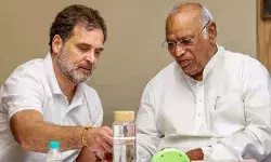 बिहार हार पर राहुल–खड़गे की बंद कमरे में बैठक, कांग्रेस का आरोप—‘वोट चोरी का खेल हुआ’