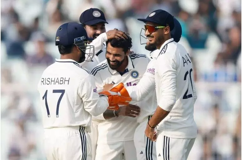 कोलकाता टेस्ट : दूसरे दिन गिरे 15 विकेट, जडेजा ने भारत को जीत के कगार पर पहुंचाया कोलकाता टेस्ट : दूसरे दिन गिरे 15 विकेट, जडेजा ने भारत को जीत के कगार पर पहुंचाया