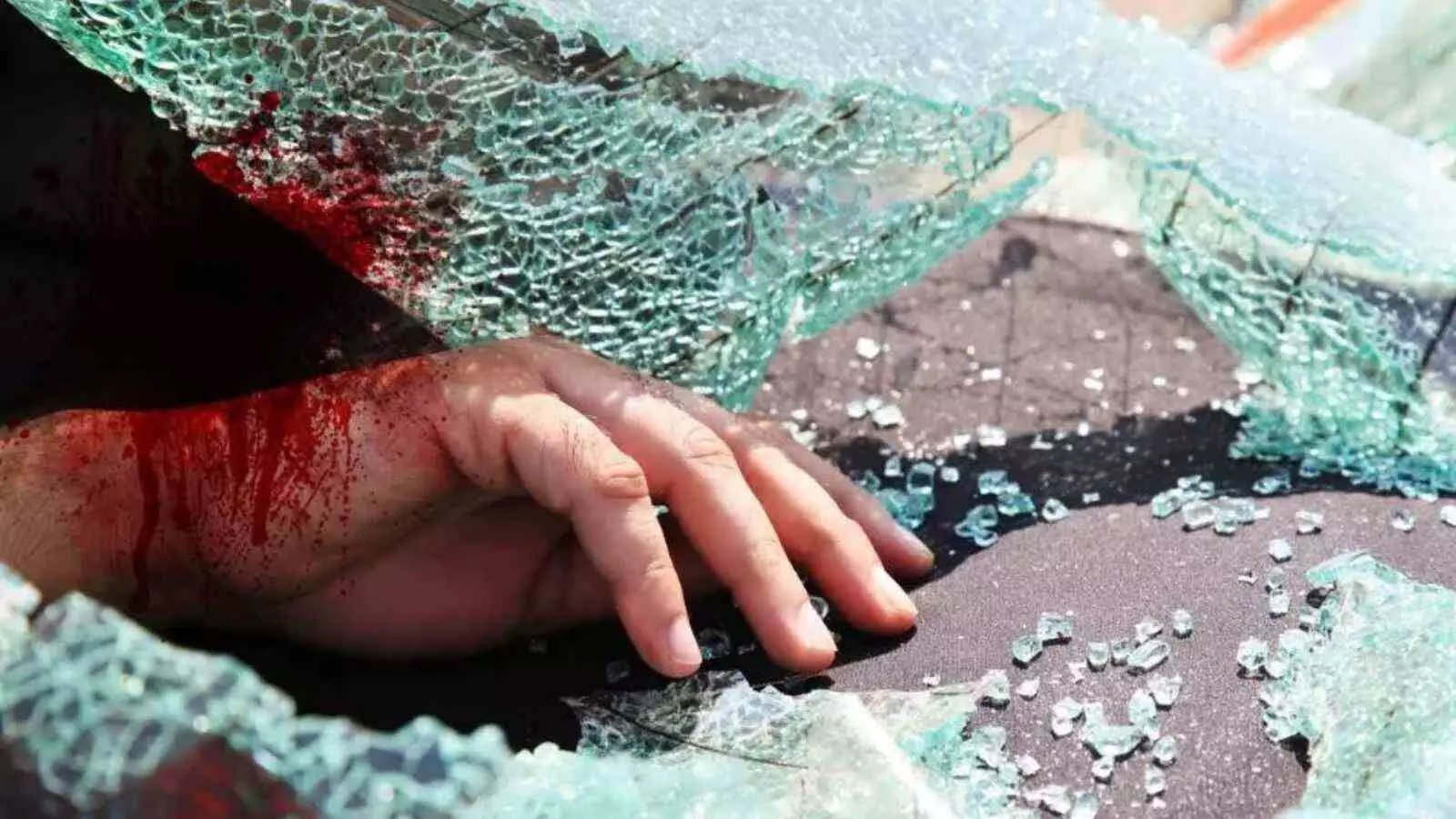 सऊदी अरब में बस हादसा: कम से कम 42 भारतीय उमराह तीर्थयात्रियों की मौत सऊदी अरब में बस हादसा: कम से कम 42 भारतीय उमराह तीर्थयात्रियों की मौत