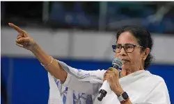 पश्चिम बंगाल में BLO की मौत के बाद चुनाव आयोग पर भड़कीं ममता, SIR की प्रक्रिया रोकने की मांग