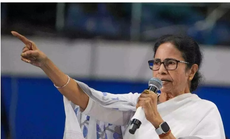 पश्चिम बंगाल में BLO की मौत के बाद चुनाव आयोग पर भड़कीं ममता, SIR की प्रक्रिया रोकने की मांग