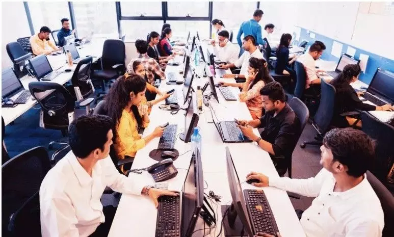 रोज़ 12 घंटे के वर्क कल्चर की तरफ बढ़ा केंद्र, बिजनेसमैन कर रहे हैं 70-90 घंटे के वर्कवीक की वकालत