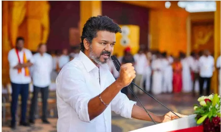 करूर त्रासदी का असर: विजय ने बड़े जलसे रोके, छोटी बैठकों पर फोकस करूर त्रासदी का असर: विजय ने बड़े जलसे रोके, छोटी बैठकों पर फोकस