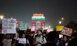 दिल्ली-NCR में बढ़ते प्रदूषण के खिलाफ इंडिया गेट पर प्रदर्शन