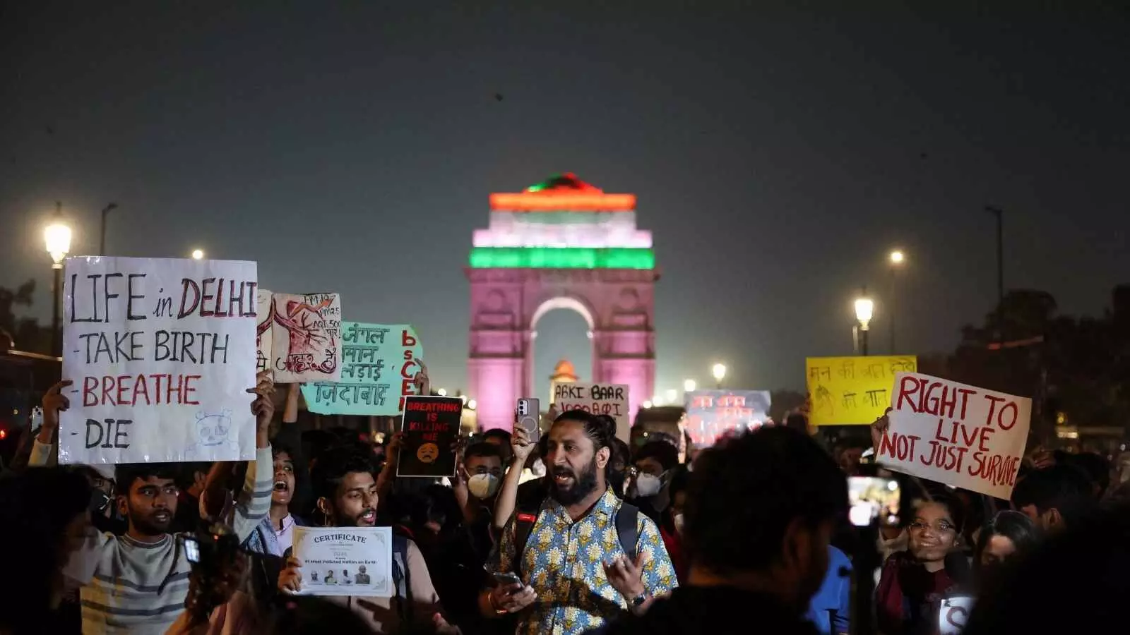 दिल्ली-NCR में बढ़ते प्रदूषण के खिलाफ इंडिया गेट पर प्रदर्शन