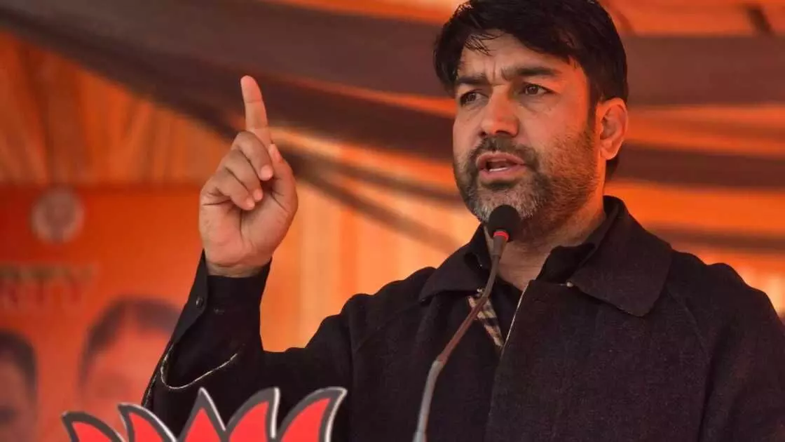 कश्मीर में BJP नेता की बगावत, घर गिराने की नीति पर उठाए सवाल