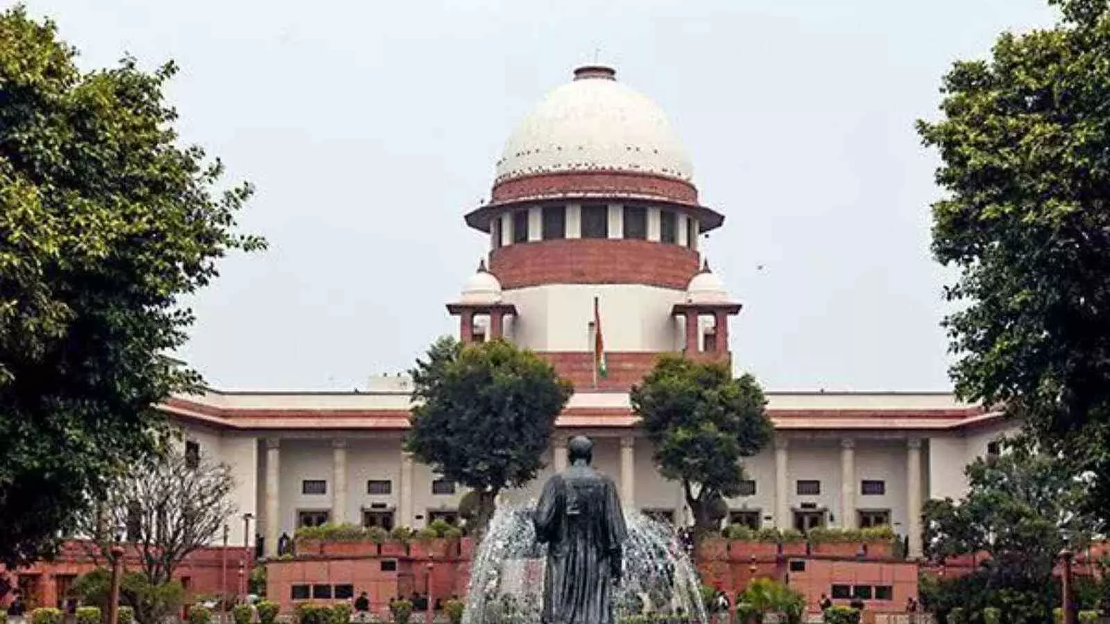 सर्व धर्म स्थल विवाद में SC सख़्त, अफ़सर को बताया सेना के लिए मिसफिट