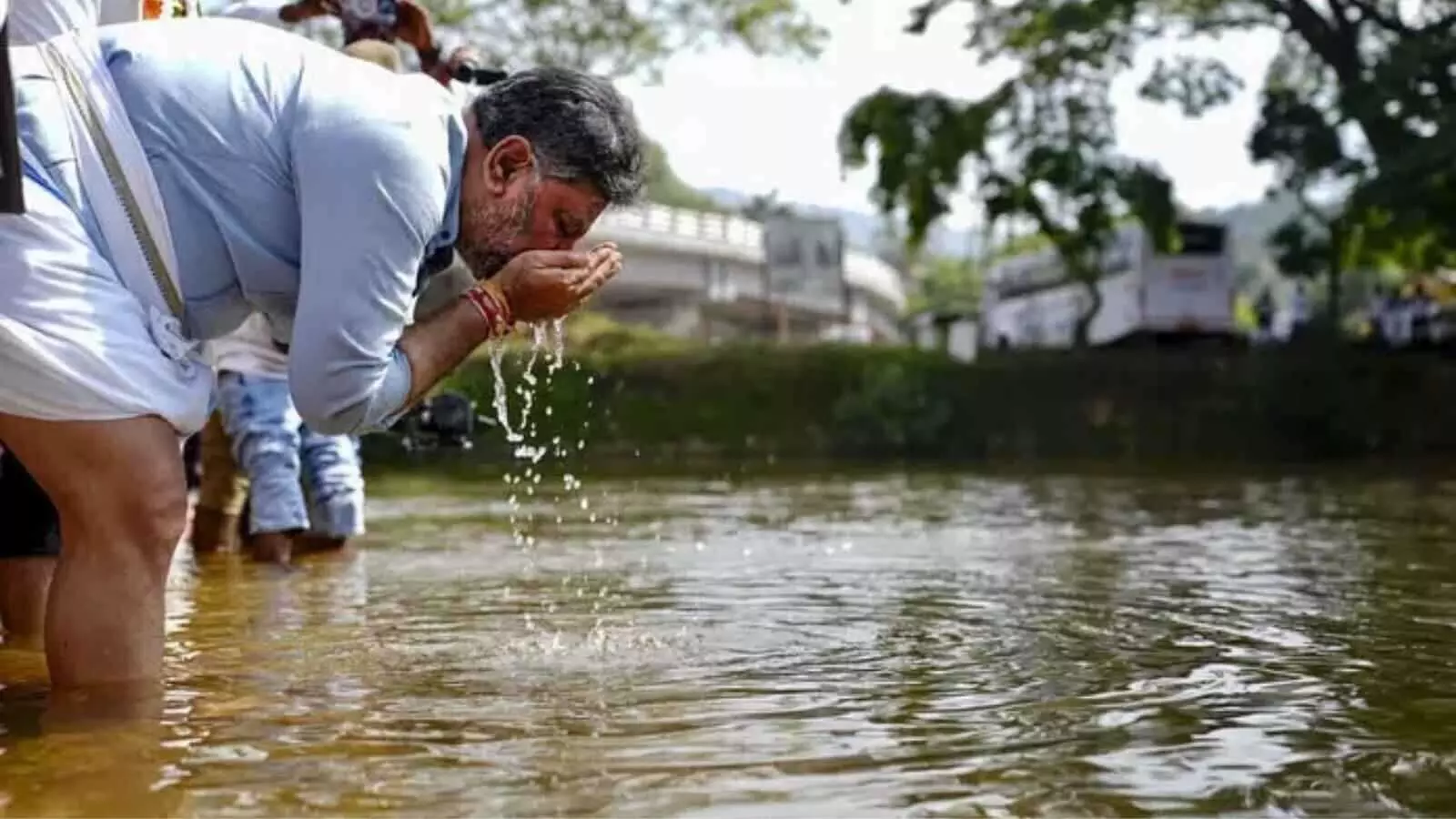 कर्नाटक में सत्ता की खींचतान: BJP का डीके शिवकुमार को समर्थन, राहुल हुए सक्रीय
