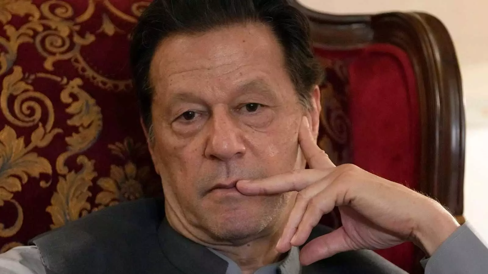 इमरान की मौत की अफवाहों के बीच बहनों पर पुलिस की बर्बर कार्रवाई इमरान की मौत की अफवाहों के बीच बहनों पर पुलिस की बर्बर कार्रवाई