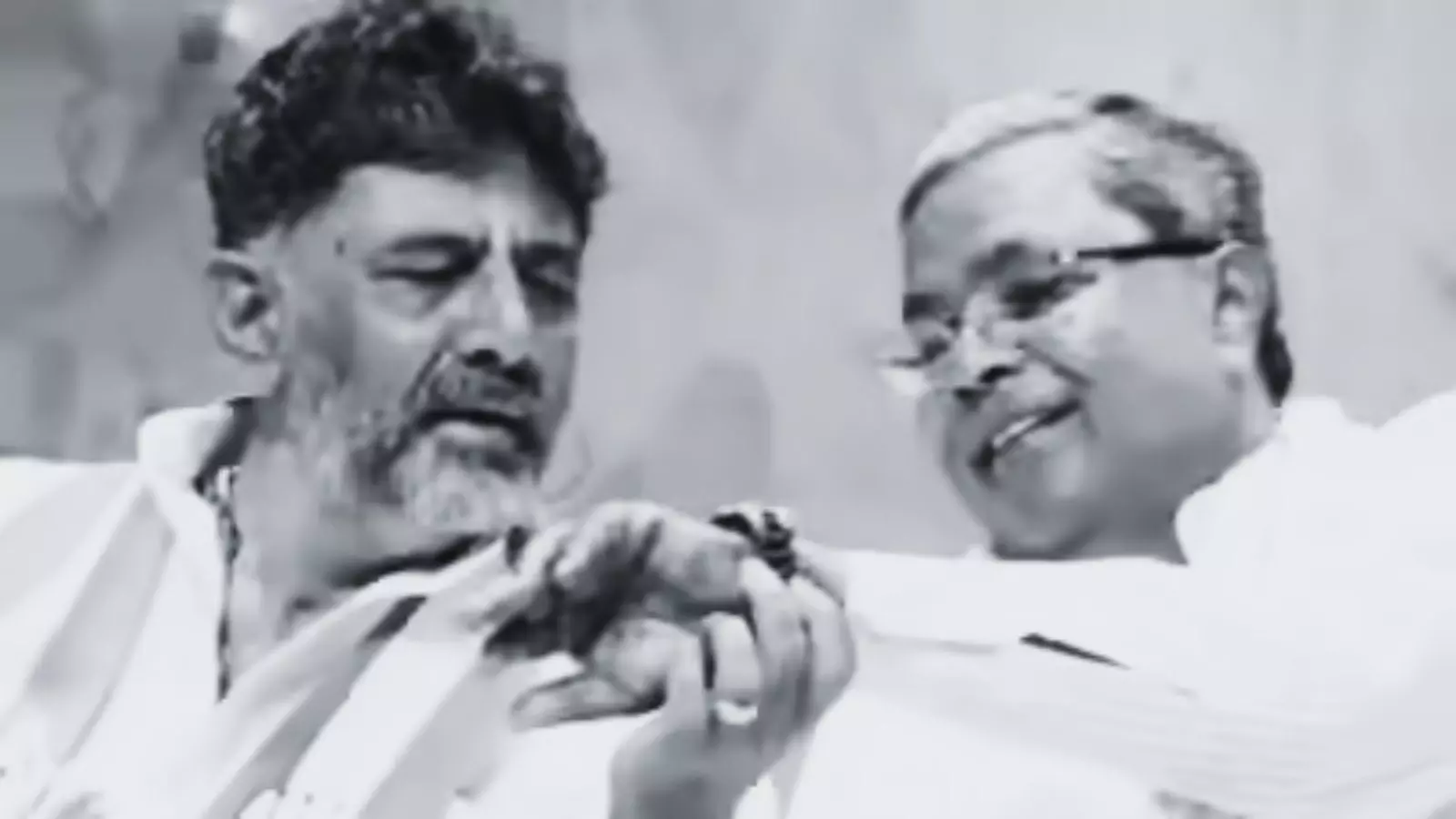 कर्नाटक : शिवकुमार के वचन के जवाब में सिद्धारमैया का 5 साल का जनादेश वाला जवाब कर्नाटक : शिवकुमार के वचन के जवाब में सिद्धारमैया का 5 साल का जनादेश वाला जवाब