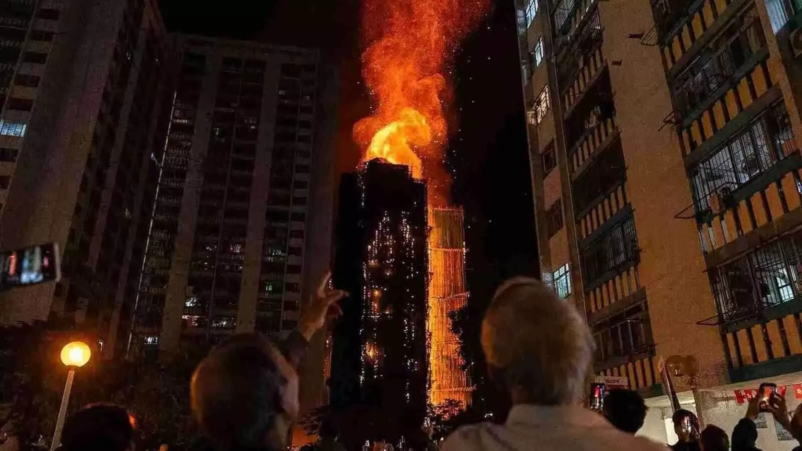 हांगकांग की भीषण आग: फोम बोर्ड, गिरफ्तारियां और लापरवाही के सवाल