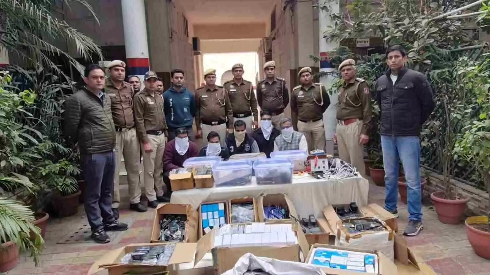 ऑपरेशन साइबर हॉक: करोल बाग में मोबाइल बनाने वाली अवैध फैक्ट्री का भंडाफोड़ ऑपरेशन साइबर हॉक: करोल बाग में मोबाइल बनाने वाली अवैध फैक्ट्री का भंडाफोड़