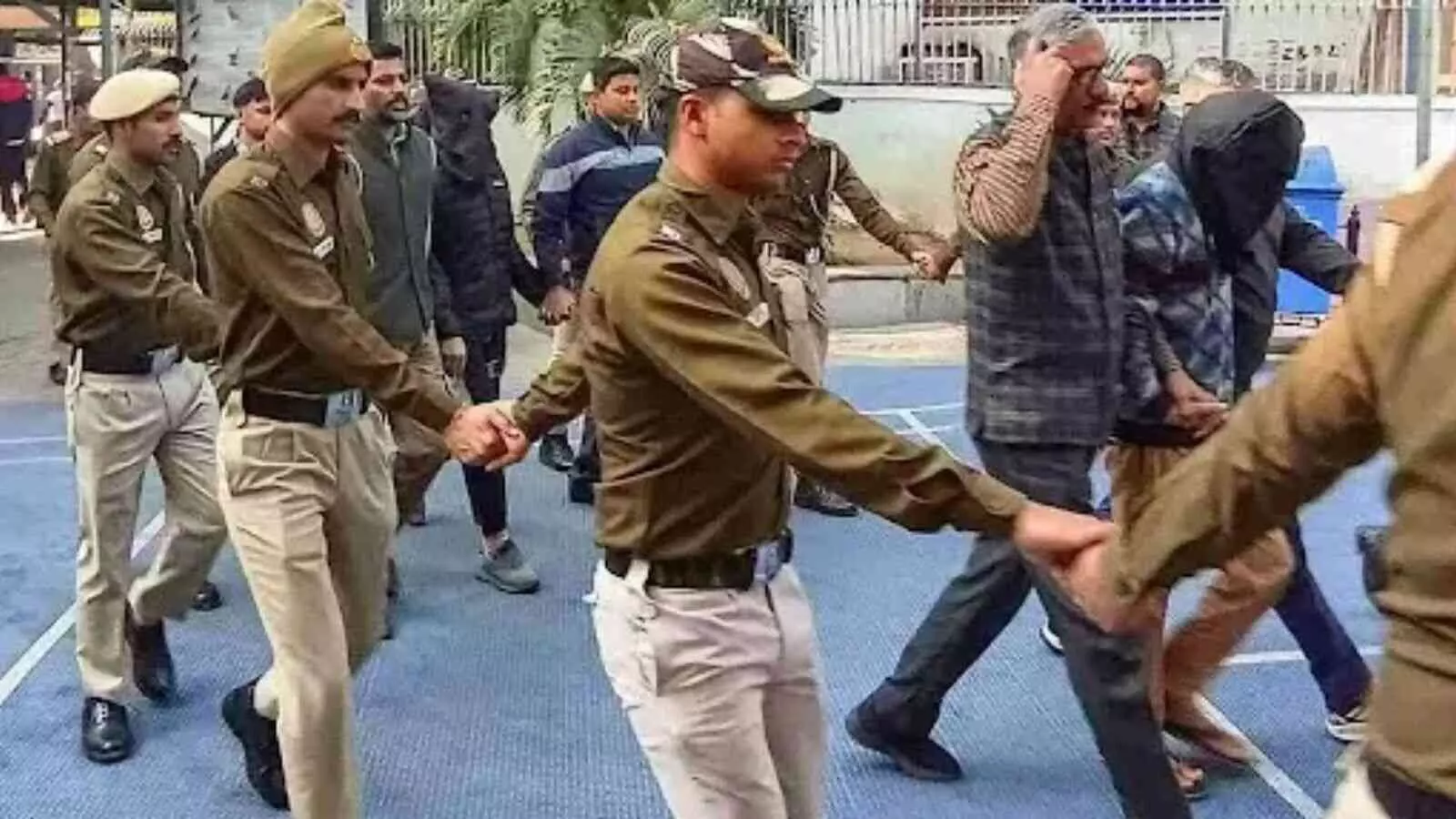 लाल किला ब्लास्ट केस: महिला मॉड्यूल बनाने की साजिश का खुलासा, NIA ने बरामद की नकदी लाल किला ब्लास्ट केस: महिला मॉड्यूल बनाने की साजिश का खुलासा, NIA ने बरामद की नकदी